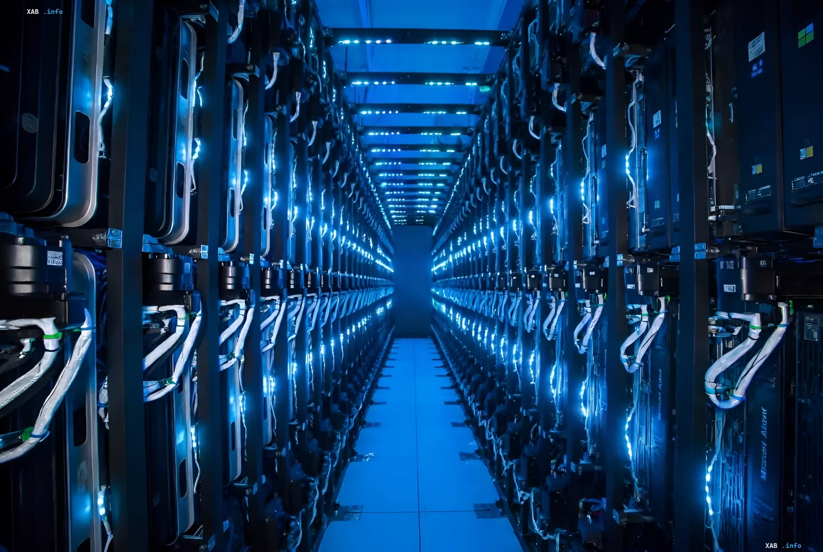 Reihen von Servern in einem Microsoft-Rechenzentrum, beleuchtet von blauem Licht, die massive Investitionen in Cloud-Technologien und KI symbolisieren