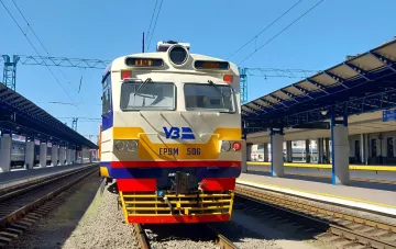 Электровоз ЭР9М-506 Укрзализныци на железнодорожной станции, символизирующий обновление регионального сообщения