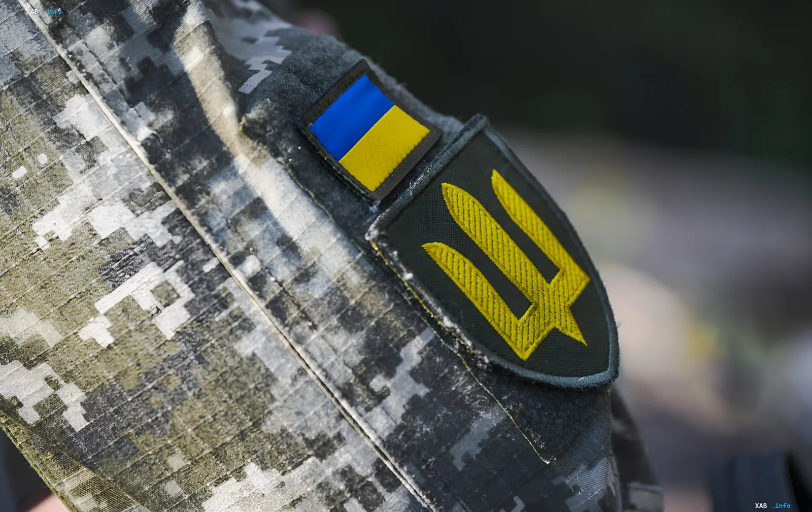 Patches with the Ukrainian flag and trident on the camouflage uniform of an MVS serviceman, illustrating new rules for incentive payments