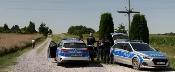 Польські військові та поліція на місці падіння російської ракети Х-101 у Польщі