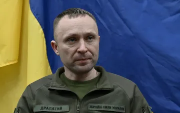 Командир полка «Скала» Драпатый на фоне украинского флага — в контексте приостановки набора и реформы