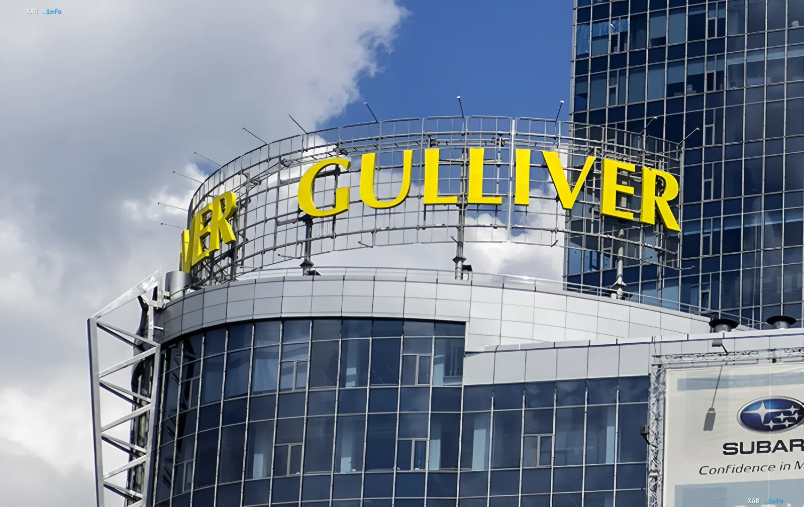 Логотип Gulliver на крыше здания — символ сети супермаркетов, актив которой продается государственными банками за 207 млн долларов