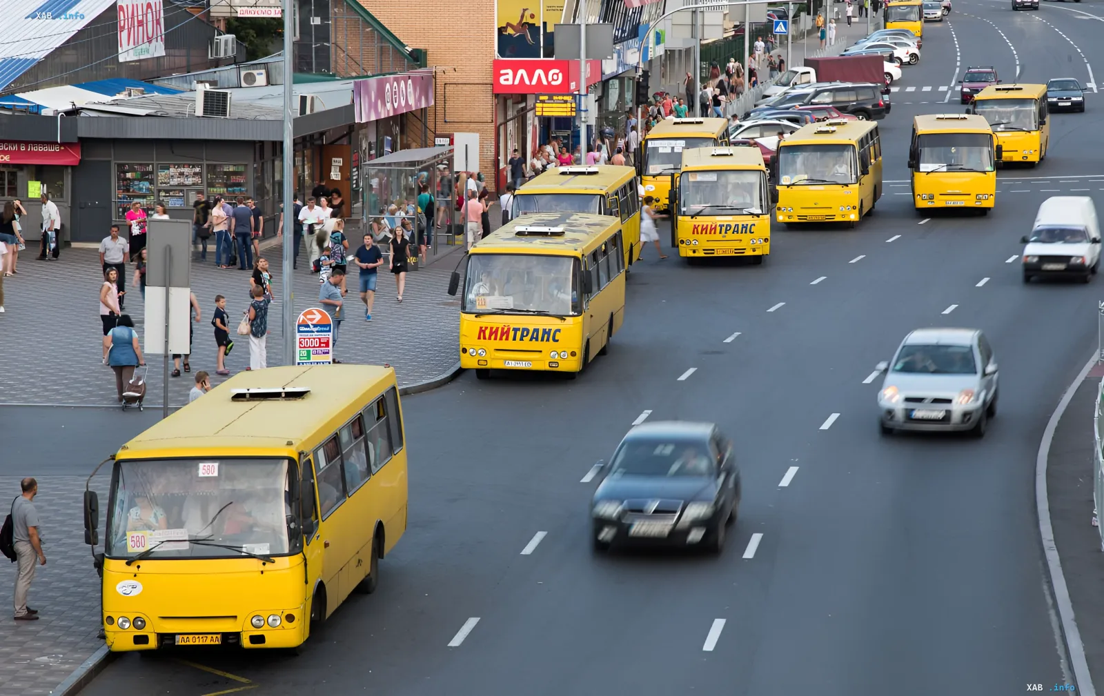 Gelbe Minibusse auf einer Straße in Kiew: Fahrpreise steigen ab dem 1. August