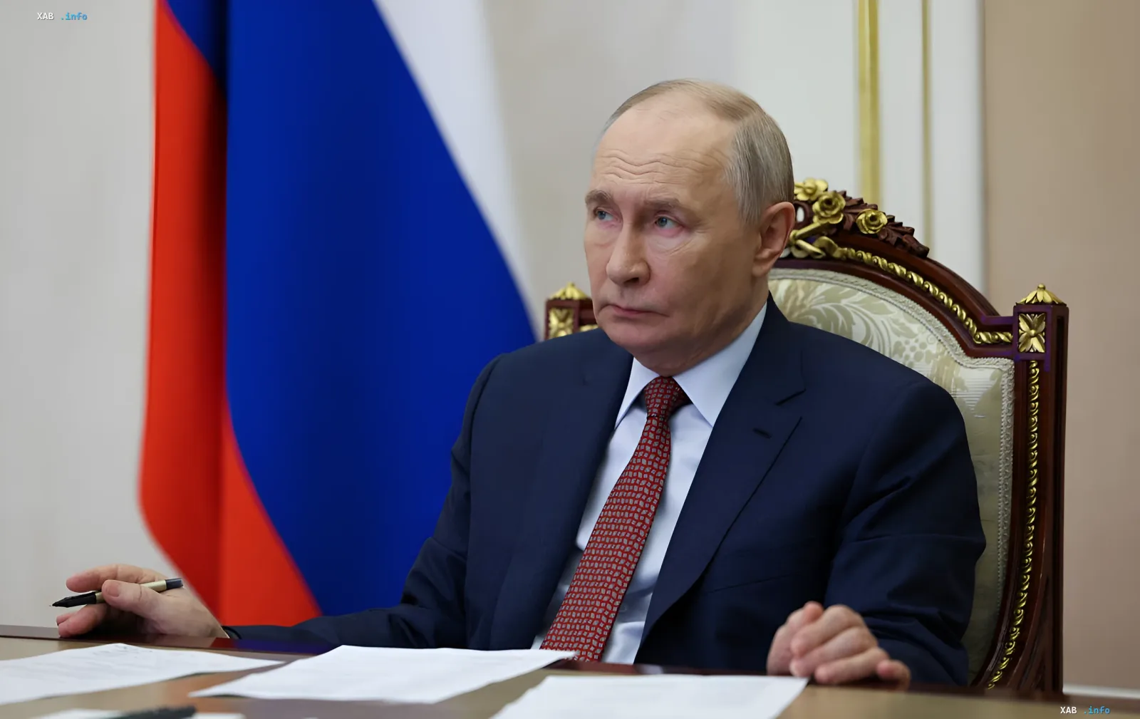 Владимир Путин за рабочим столом с российским флагом на фоне, обсуждает кадровые перестановки в Крыму