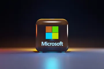 Логотип Microsoft на глянцевому кубику з підсвіткою — символ рекордного зростання капіталізації компанії на $450 млрд за один день