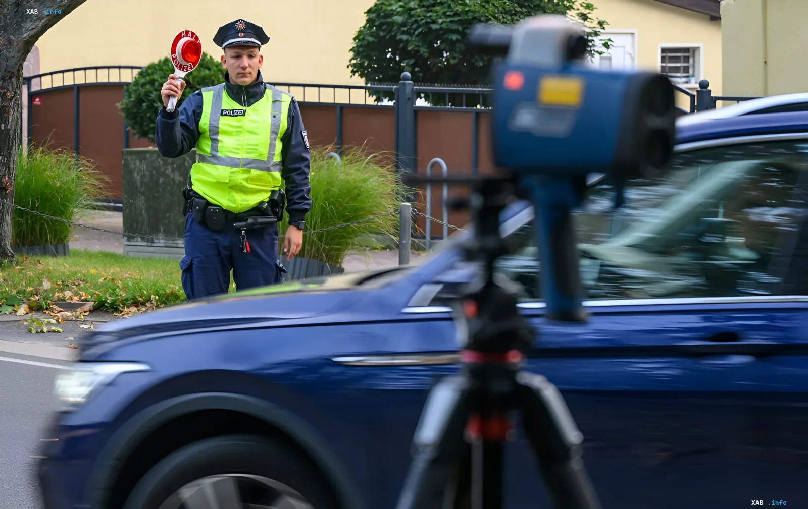 Deutscher Polizist hält ein Auto mit einem Radardetektor auf einer gefährlichen Straße in Europa an