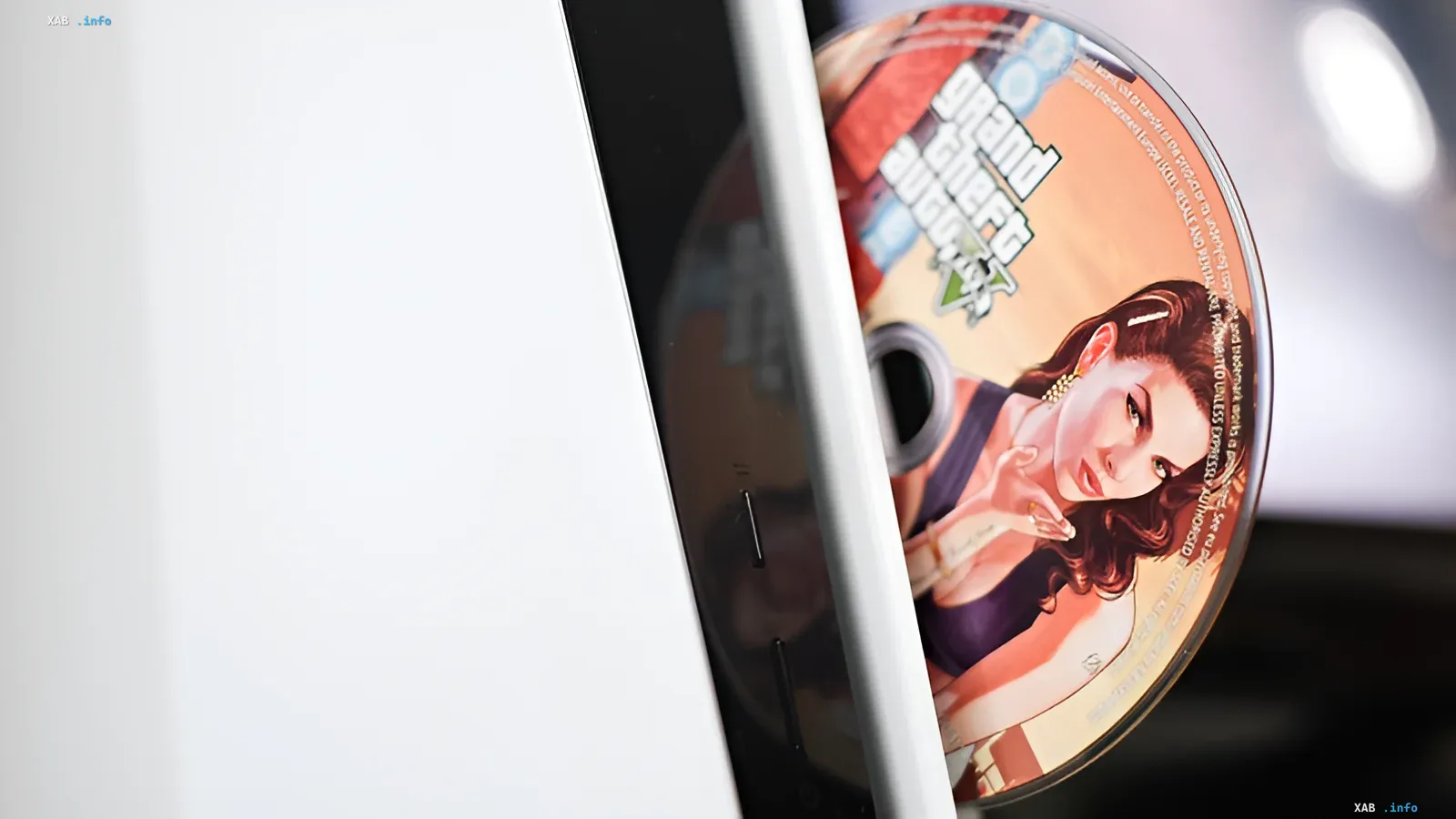Диск с игрой Grand Theft Auto V в дисководу PlayStation, символизирующий отказ Sony от физических носителей