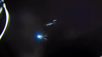 Спутник Starlink V3 на орбите Starship с ярким следом от двигателя перед сгоранием в атмосфере