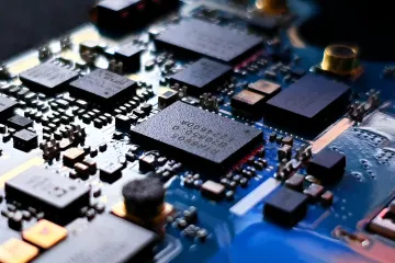 Микросхема на печатной плате: символ борьбы с псевдолокализацией и подменой российских чипов