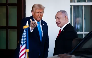 Дональд Трамп и Биньямин Нетаньяху обсуждают стратегию сухопутной блокады Ирана на фоне американского флага