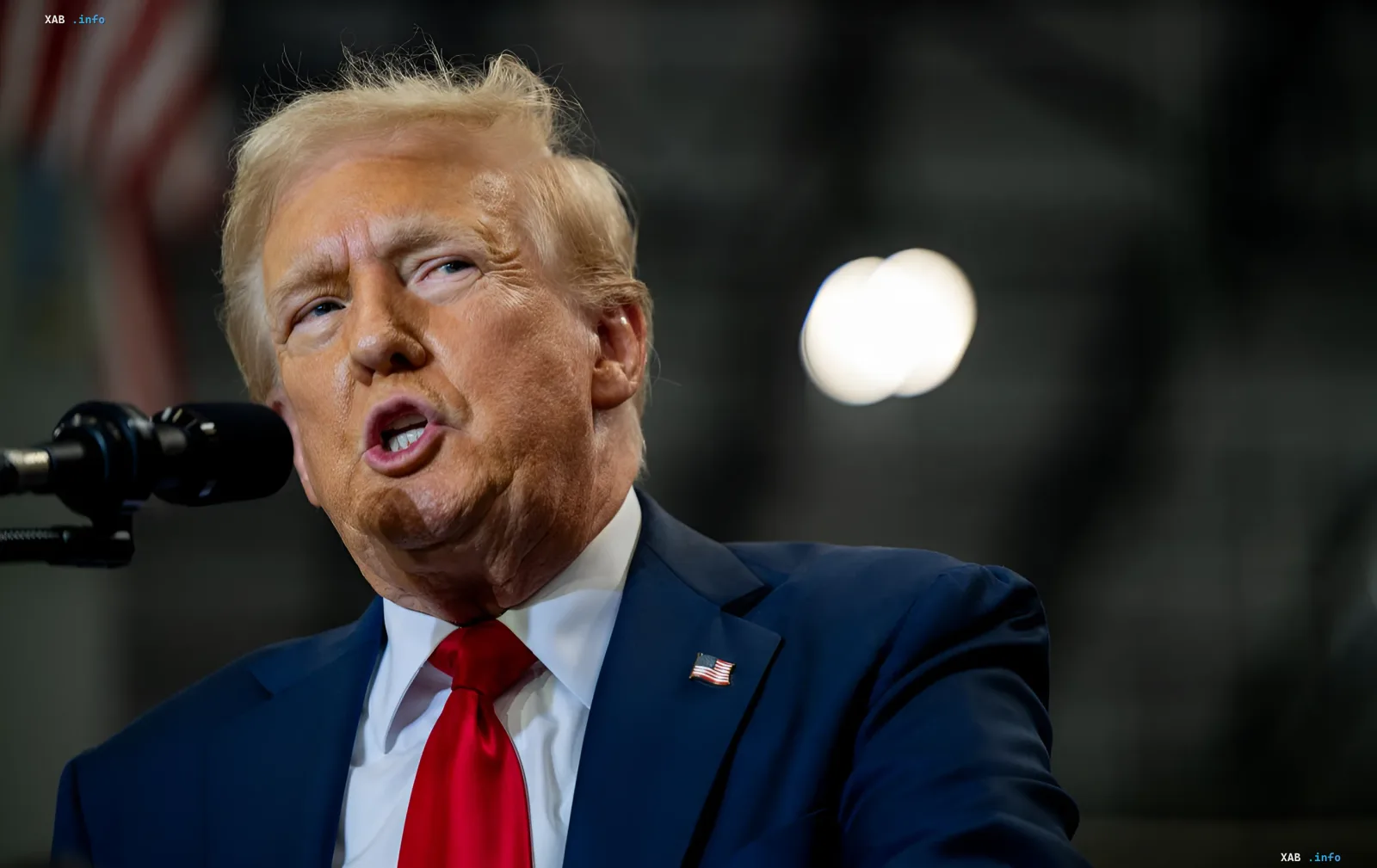 Дональд Трамп выступает с речью, обсуждая отказ Украине в производстве ракет Patriot
