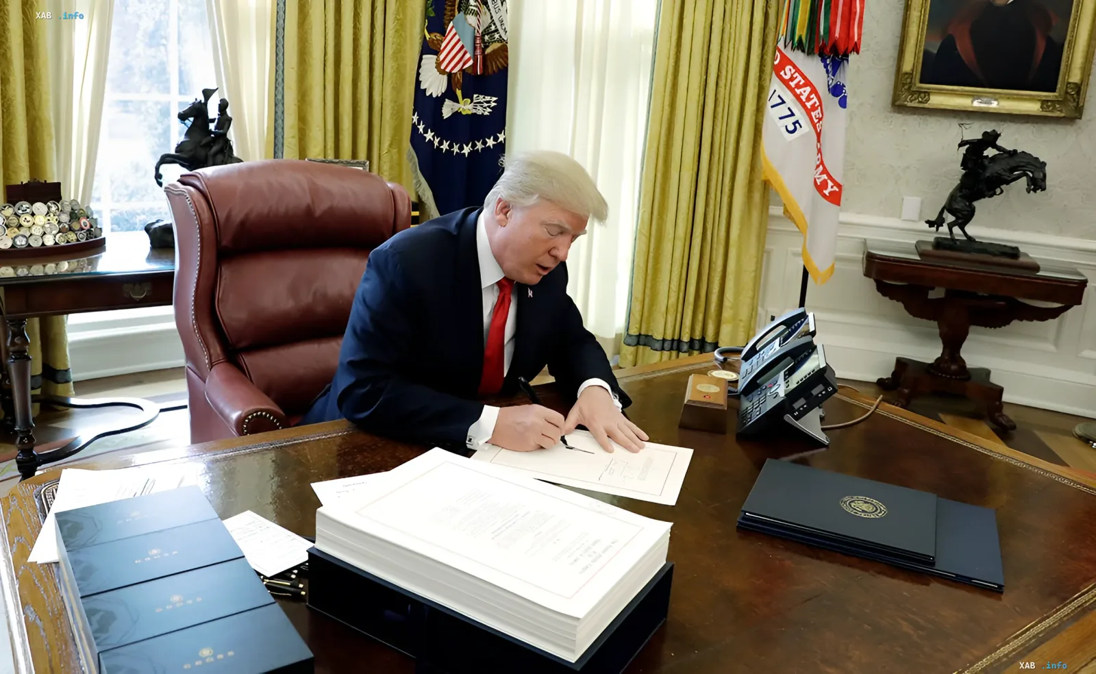 Дональд Трамп подписывает документ в Овальном кабинете, символизирующий отмену обещания по производству ракет Patriot в Украине