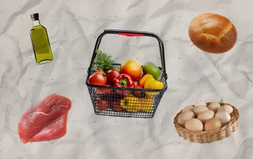 Корзина с овощами, мясо, яйца, хлеб и масло на фоне — иллюстрация к статье о ценах на продукты в украинских супермаркетах