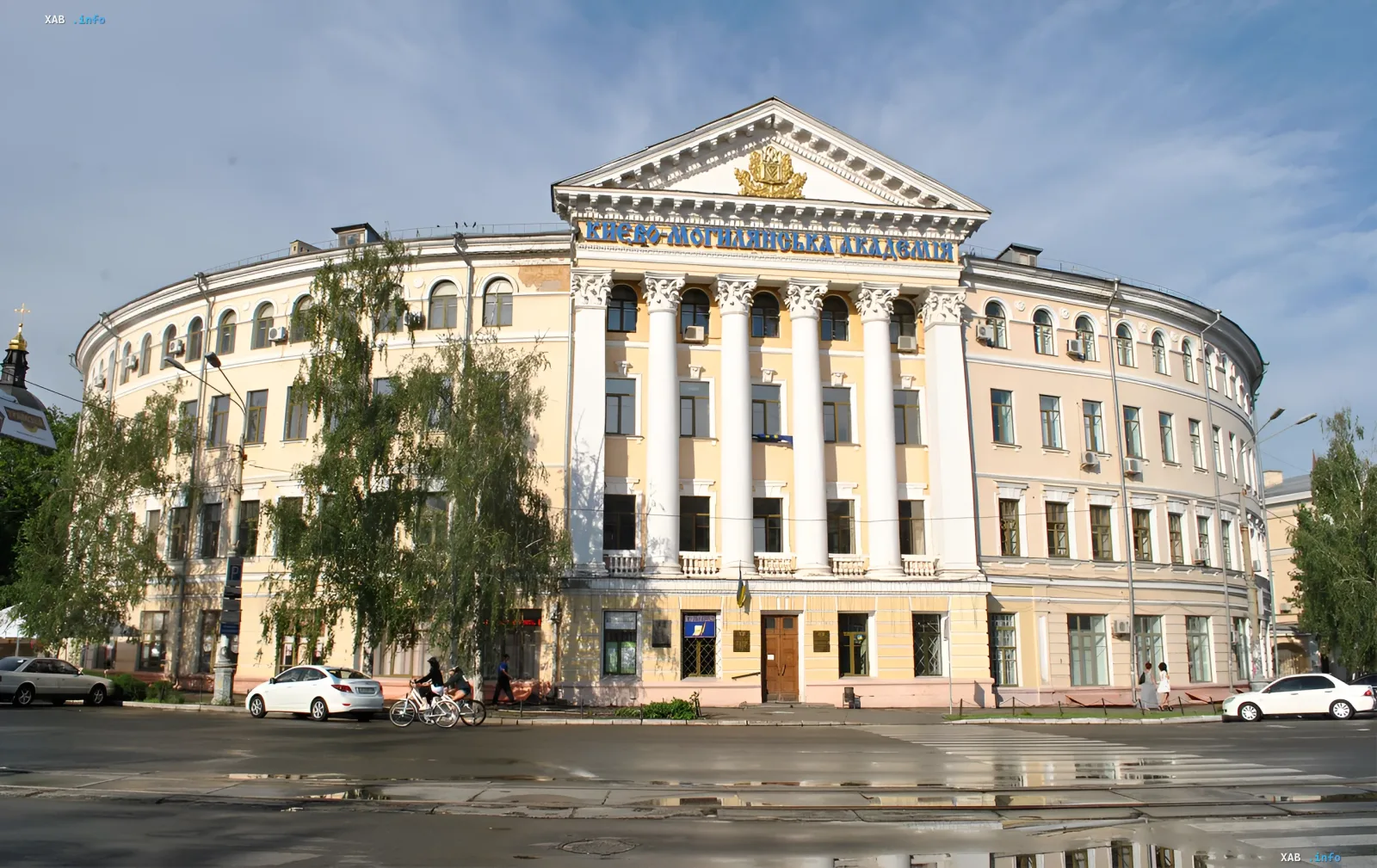 Haupteingang des Nationalen Universitätszentrums «Kiewer Mohyla-Akademie» (NUKMA) in Kiew, wo die Studiengebühren im Jahr 2026 um 11% steigen und ab 50.000 Hrywnja beginnen.