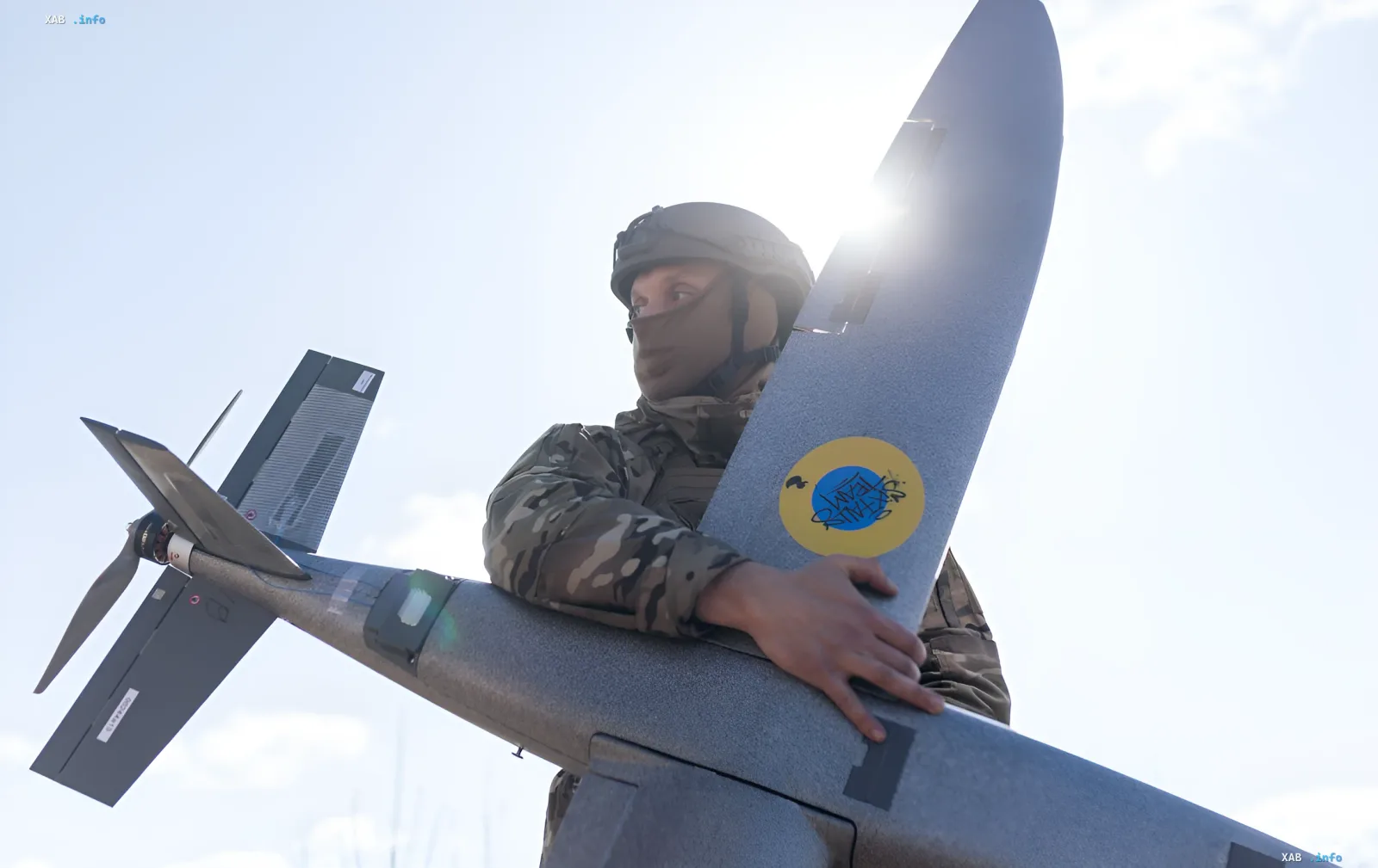 Украинский боец в камуфляже держит дрон, готовый к удару по российским тылам
