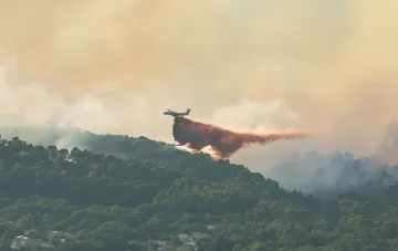 Aircraft drops fire retardant on wildfire in France — Ukrainian rescuers participate in firefighting efforts