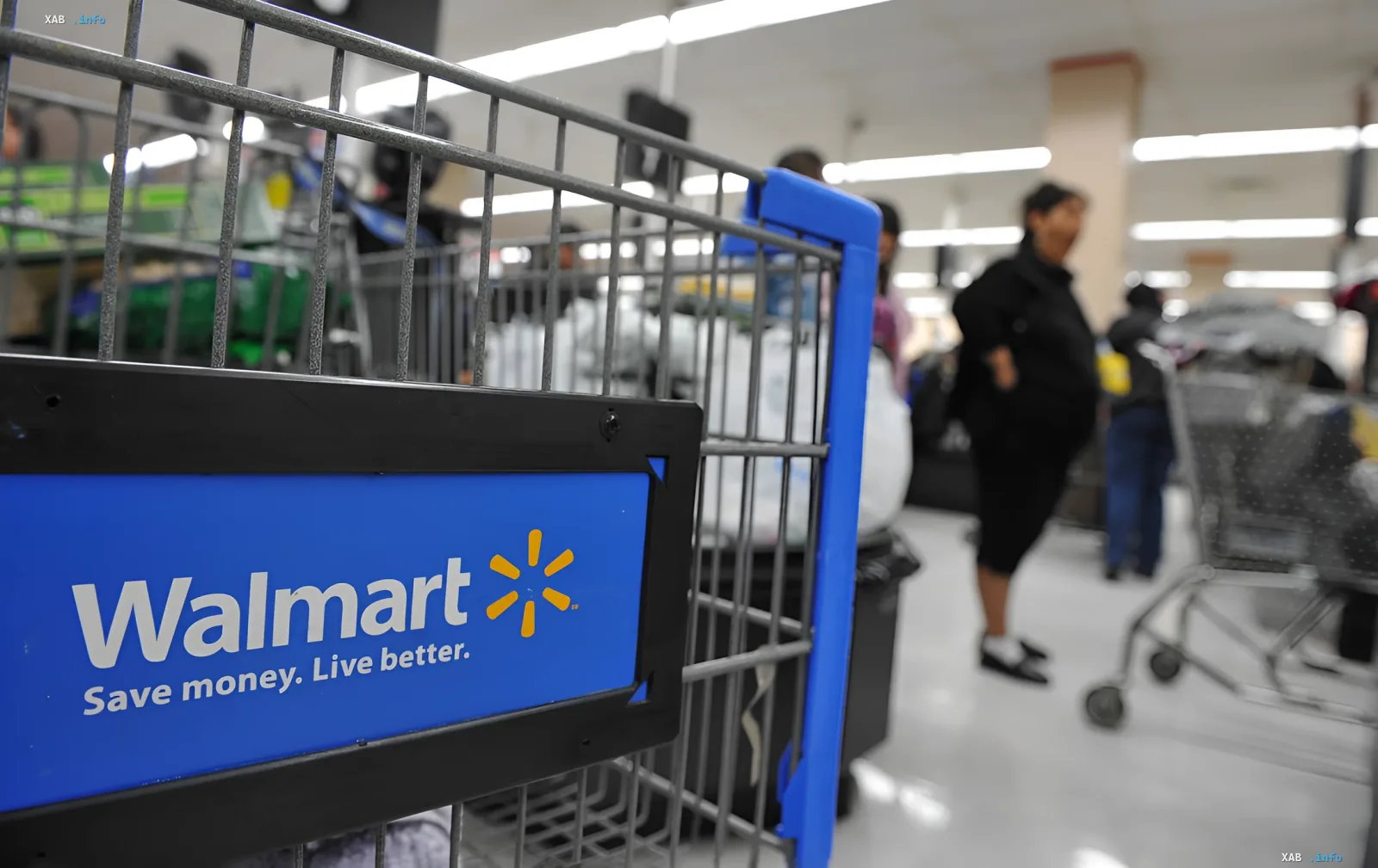 Тележка Walmart с логотипом и слоганом 'Save money. Live better.' в торговом зале, символизирующая доминирование ритейлера на рынке
