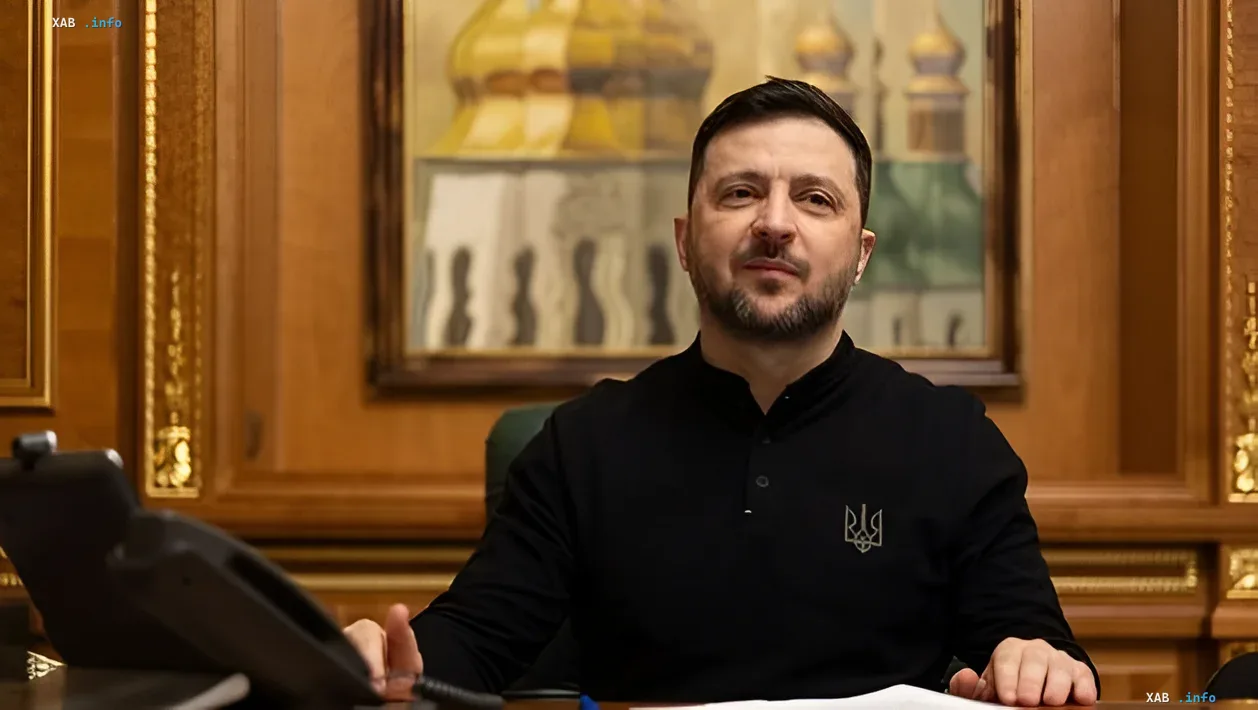 Президент Украины Владимир Зеленский за рабочим столом в кабинете, обсуждая вопросы ПВО и системы Patriot