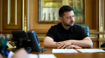 Президент Украины Владимир Зеленский за рабочим столом в кабинете, подписывает закон о зоне свободной торговли с Турцией