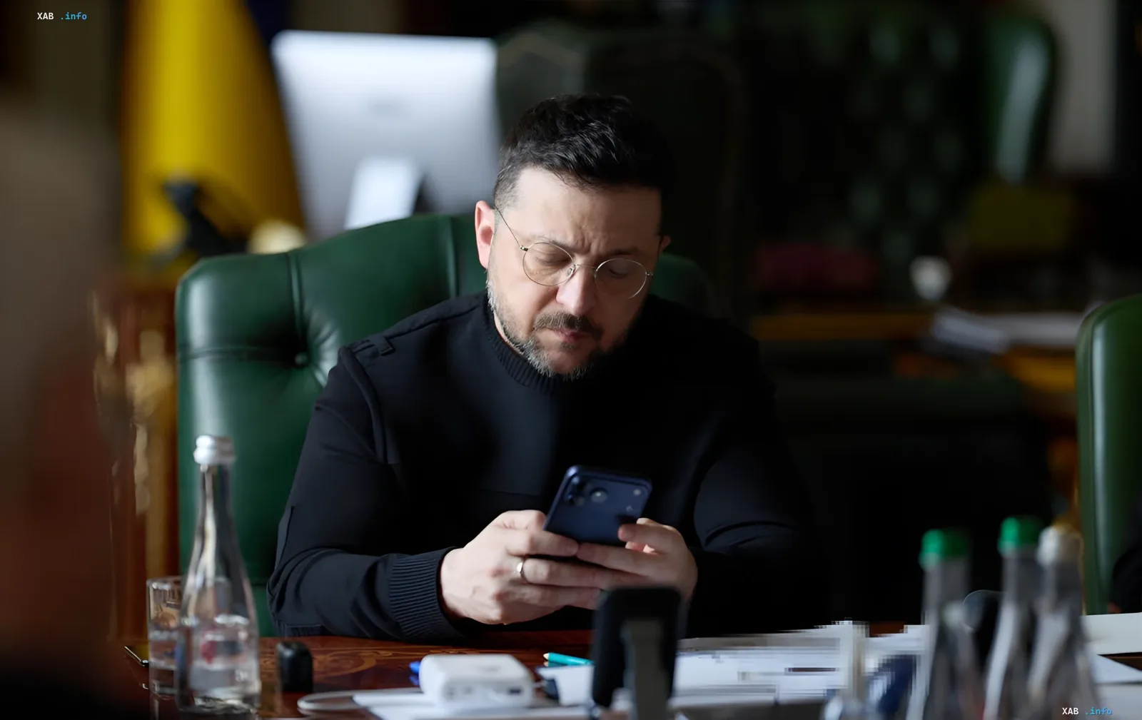 Владимир Зеленский в офисе, изучающий смартфон во время обсуждения ПВО и последствий войны с вице-президентом США Джоном Вэнсом
