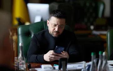 Владимир Зеленский в офисе, изучающий смартфон во время обсуждения ПВО и последствий войны с вице-президентом США Джоном Вэнсом