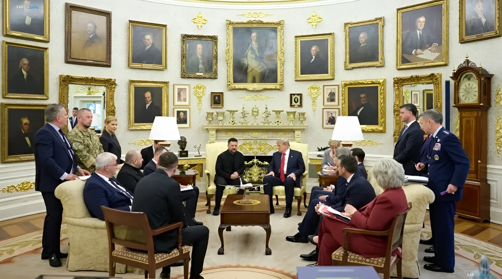 Президент Украины Владимир Зеленский и Дональд Трамп ведут переговоры в Овальном кабинете Белого дома в окружении делегаций
