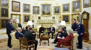 Президент Украины Владимир Зеленский и Дональд Трамп ведут переговоры в Овальном кабинете Белого дома в окружении делегаций