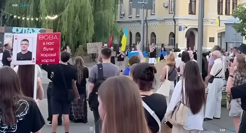 Protest in der Ukraine: Teilnehmer halten ein Porträt und ein Plakat mit Text in Ukrainisch, das die Forderungen der Demonstranten symbolisiert