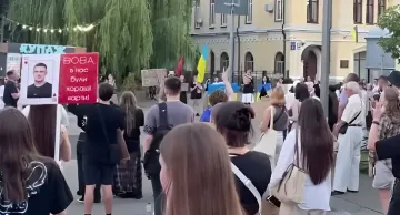 Мітинг в Україні: учасники тримають портрет і плакат з текстом українською мовою, символізуючи вимоги протестуючих