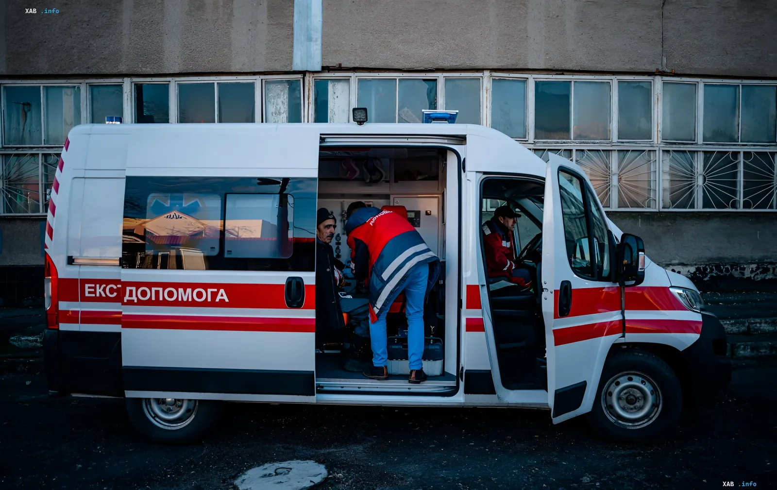 Медицинская бригада оказывает помощь пострадавшим после атаки российских дронов на передвижное отделение «Укрпочты» в Черниговской области