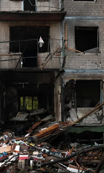 Zerstörtes Gebäude in Kiew nach nächtlicher Attacke: verkohlte Wände, zerbrochene Fenster und Trümmer im Erdgeschoss