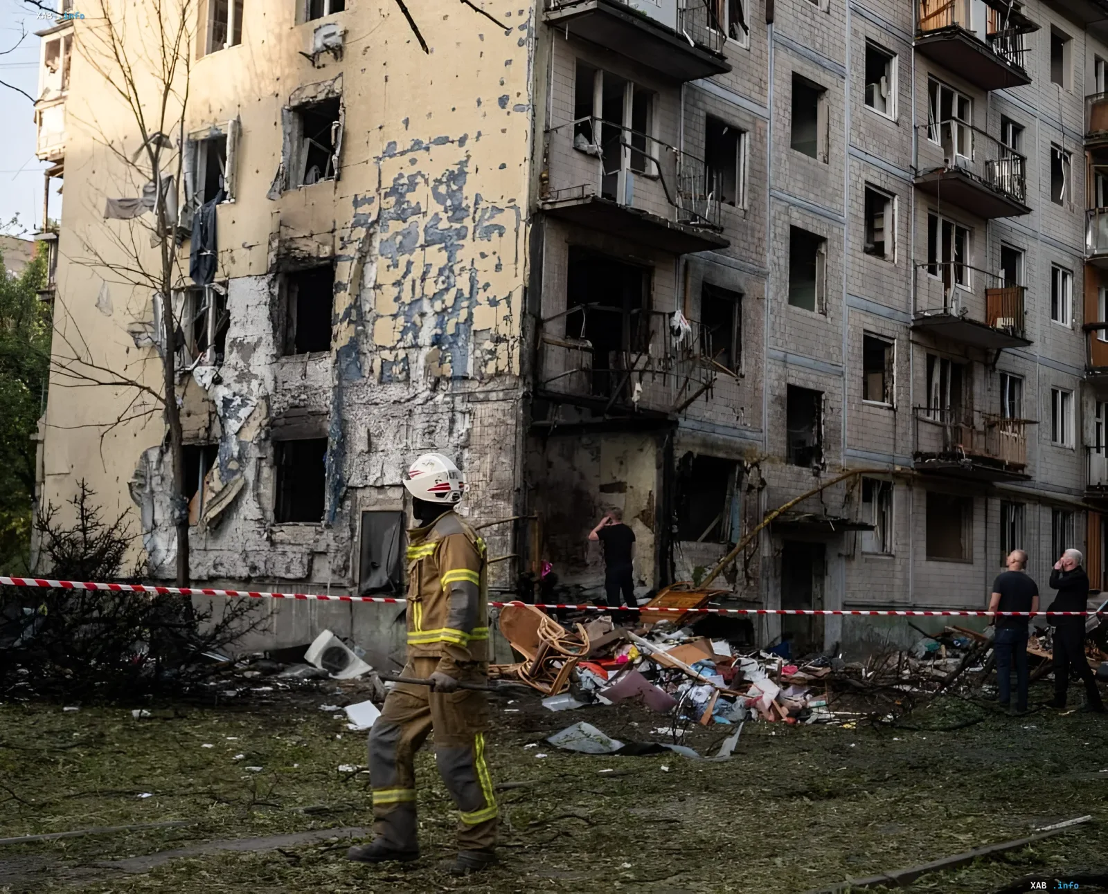 Zerstörung in Kiew nach nächtlicher Attacke: Feuerwehrmann am Katastrophengebiet Feuerwehrmann untersucht beschädigtes Wohngebäude nach nächtlicher Attacke auf Kiew, 9 Tote