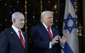 Биньямин Нетаньяху и Дональд Трамп на фоне израильского флага — символ влияния Израиля на оборонную политику США и Украины