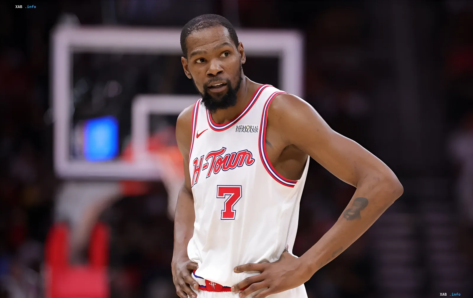 Kevin Durant in Houston Rockets Trikot Nummer 7, nachdenklicher Blick, Diskussion über mögliche Rückkehr zu Golden State Warriors