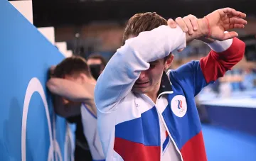Российский гимнаст в форме с символикой ROC плачет после запрета на национальную символику на ЧЕ-2026 в Хорватии