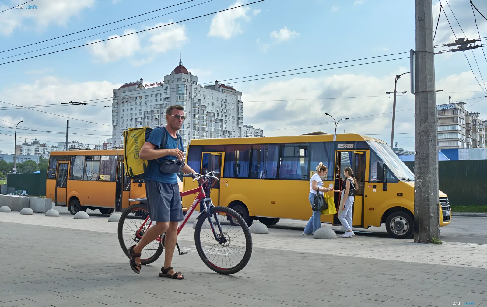 Желтая маршрутка на остановке в Киеве: пассажиры садятся в автобус, иллюстрируя новость о подорожании общественного транспорта