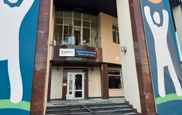 Zerscherberte Fenster und Türen des Dobrobut-Medizinischen Zentrums in Kiew nach nächtlichem Angriff