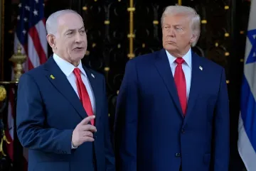 Биньямин Нетаньяху и Дональд Трамп на фоне флагов США и Израиля, обсуждающие вопросы международной политики