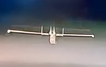 Silhouette eines neuen russischen UAVs im Himmel, gezeigt vom Experten Beskrestnov