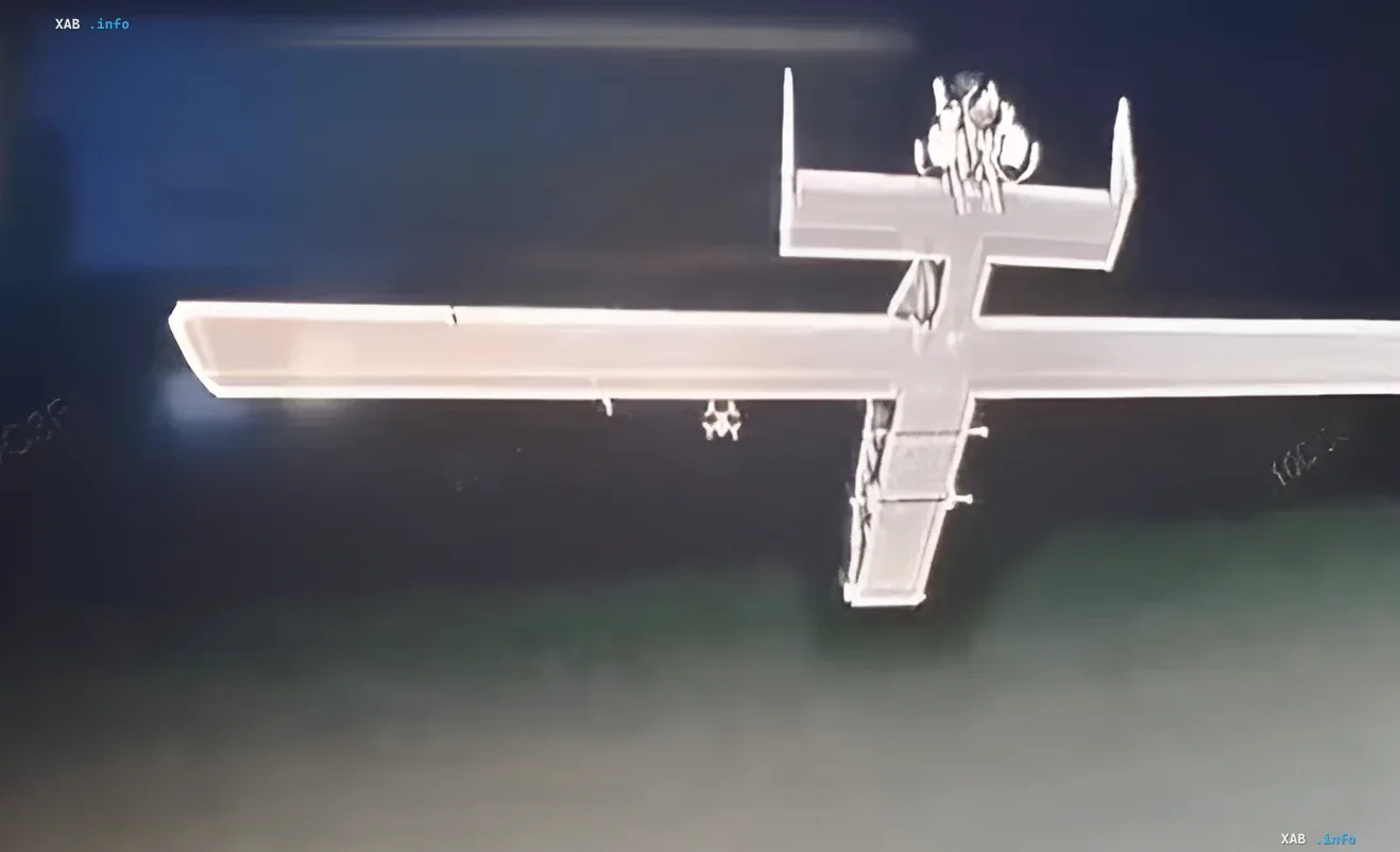 Unbekannter Drohne: neuer Typ russischer UAVs Silhouette eines neuen russischen UAVs im ukrainischen Himmel, gezeigt von Experte Beskrestnov