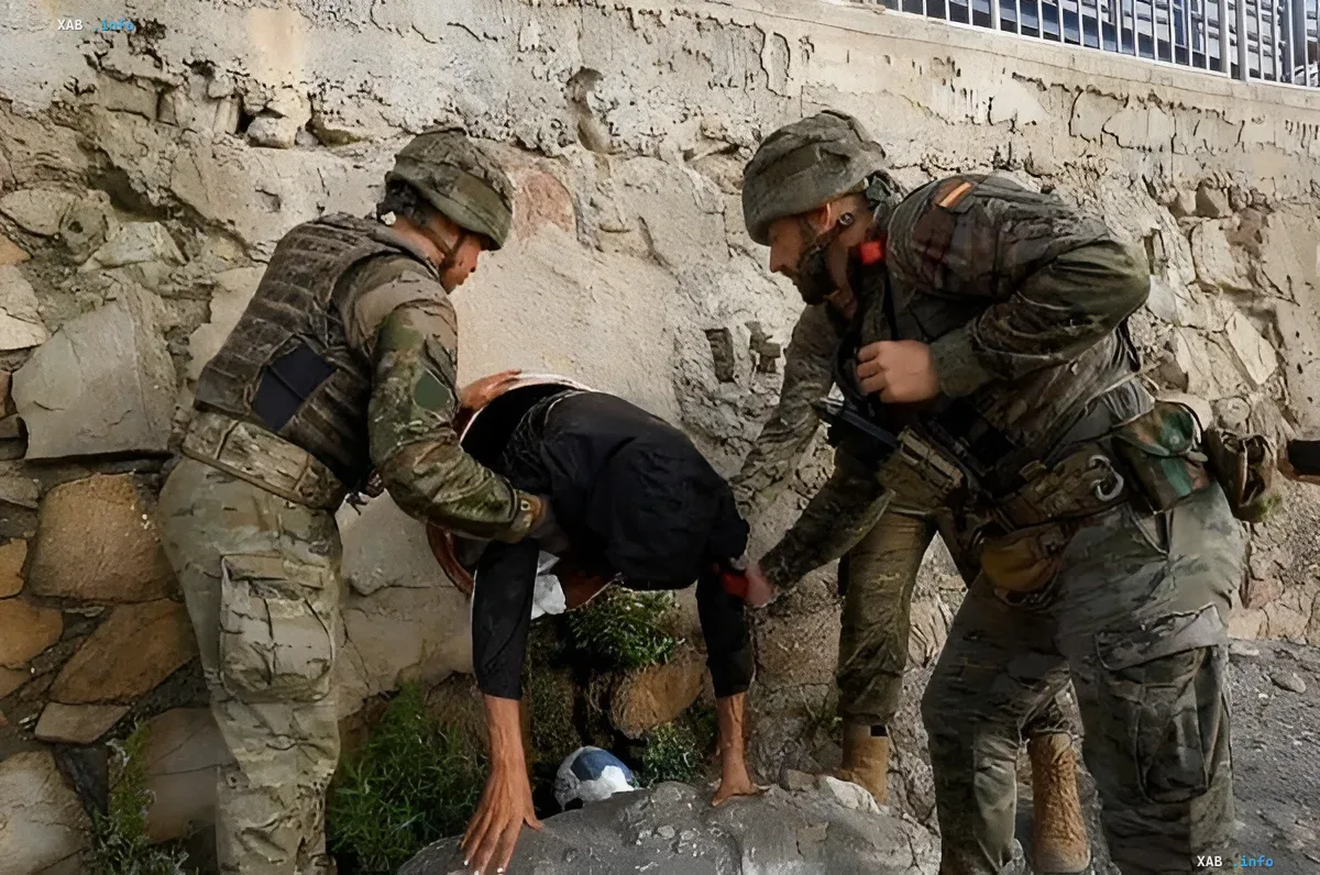 Spanische Soldaten ziehen einen Migranten aus einem Tunnel in Ceuta während einer Abschiebeoperation