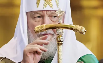 Patriarch Kirill mit einem Hirtenstab, der das Thema des nuklearen Schirms als göttliches Geschenk diskutiert