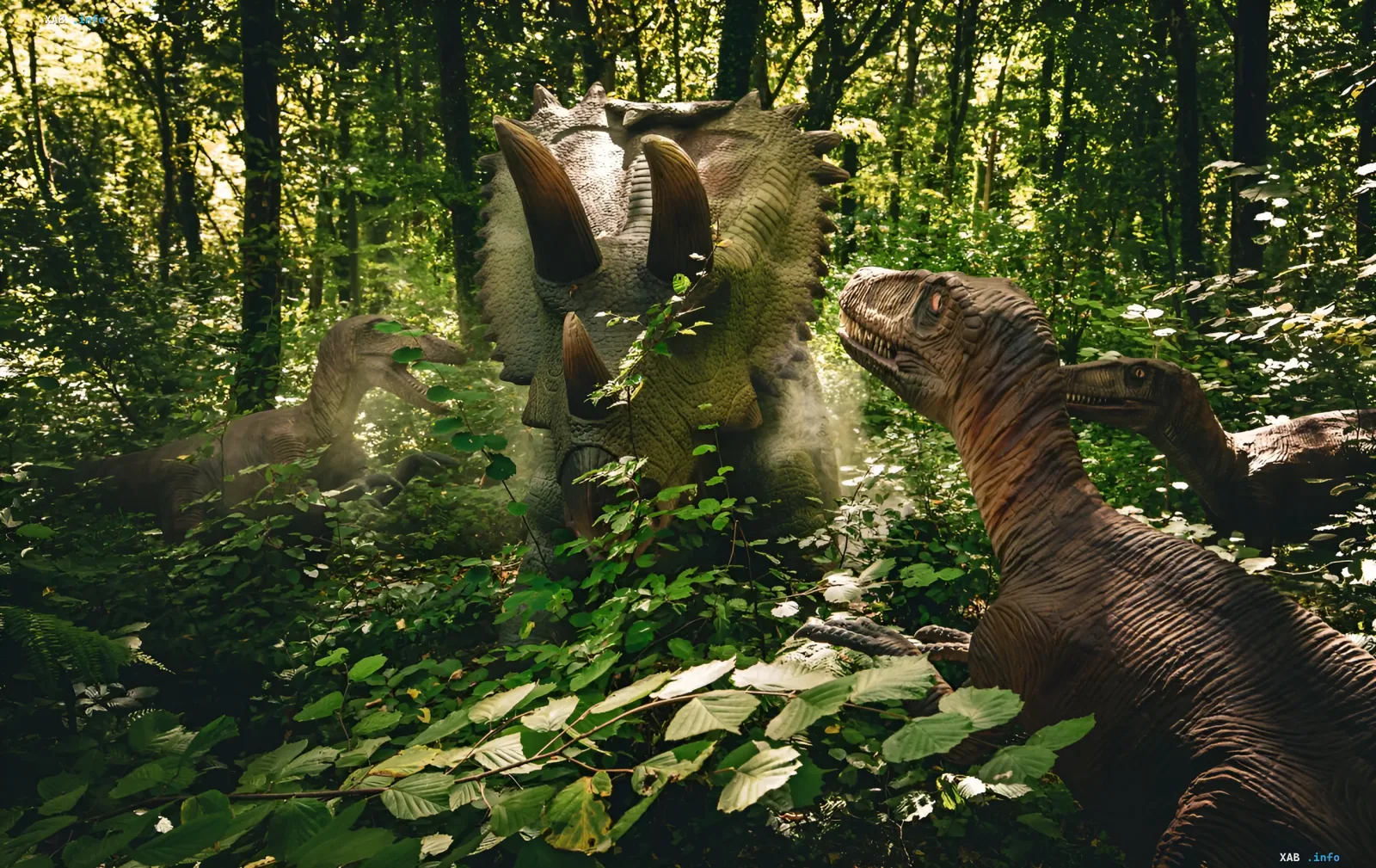 Triceratops und räuberische Dinosaurier in einem dichten Wald — Illustration der Unmöglichkeit des Klonens ausgestorbener Arten, trotz ihrer evolutionären Verbindung zu modernen Vögeln