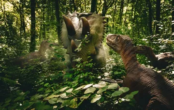 Triceratops und räuberische Dinosaurier in einem dichten Wald — Illustration der Unmöglichkeit des Klonens ausgestorbener Arten, trotz ihrer evolutionären Verbindung zu modernen Vögeln