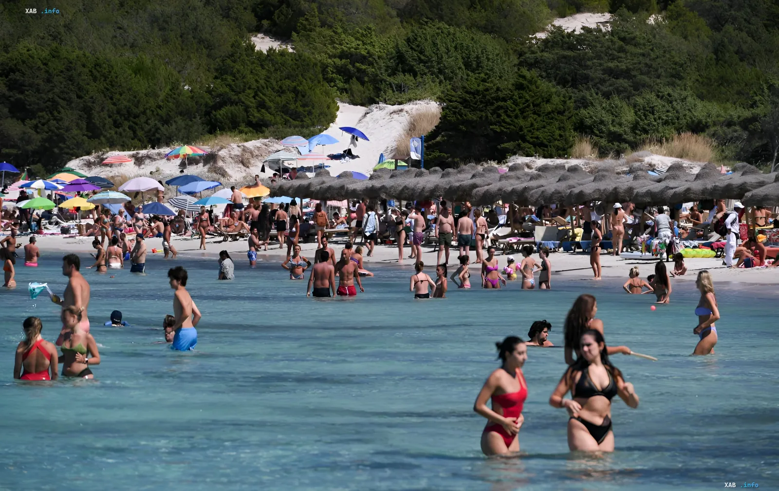 Strand in Portugal mit Urlaubern vor dem Hintergrund verstärkter Migrationskontrolle
