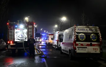 Feuerwehrwagen und Rettungswagen am Ort eines Raketenangriffs auf Kiew in der Nacht zum 1. August: Einsatzkräfte arbeiten unter Zerstörung