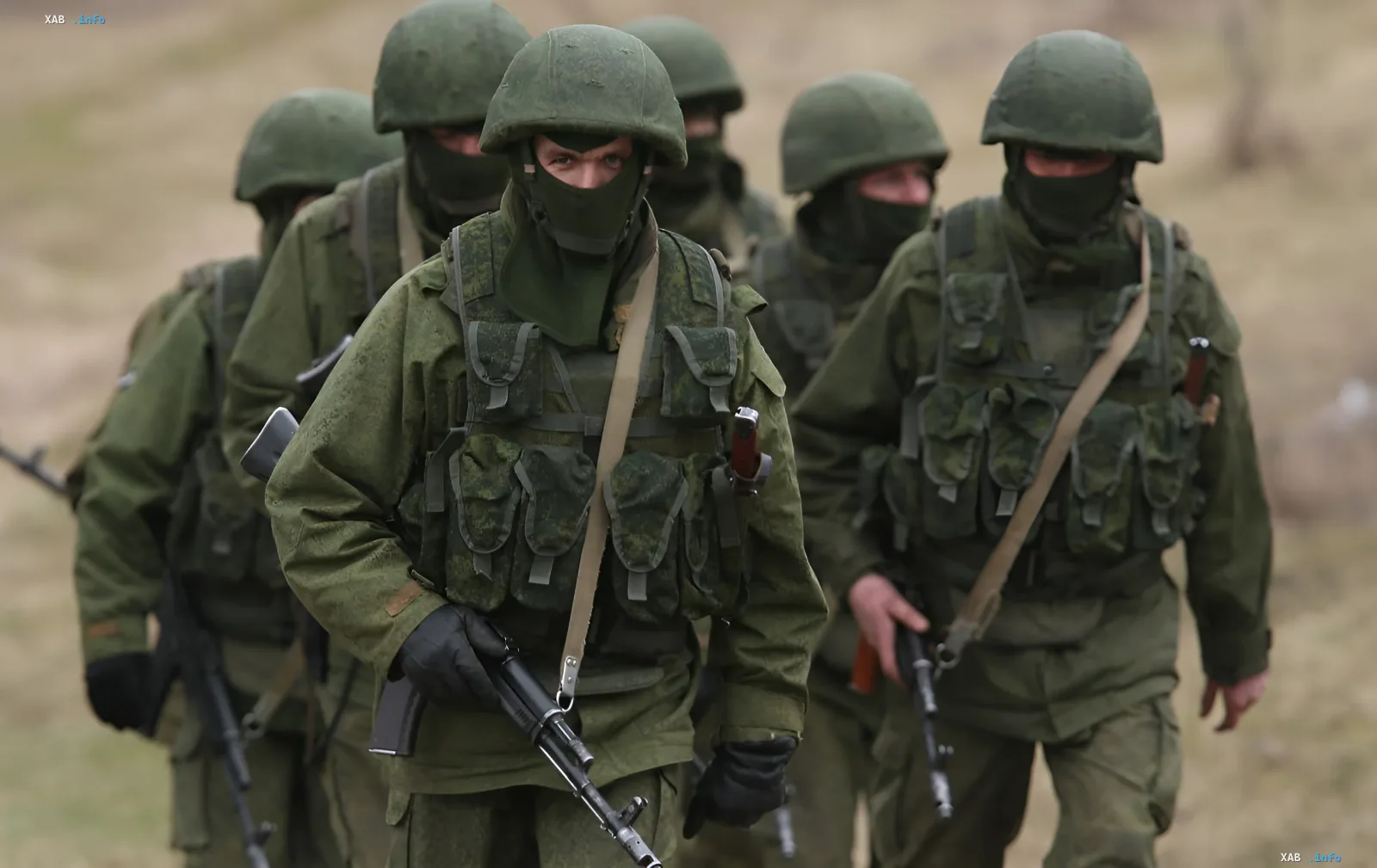 Russische Soldaten in Tarnanzügen und Schutzhelmen mit Gewehren vor einem Feldhintergrund, die das Thema der Verluste der russischen Armee im Juli 2026 illustrieren