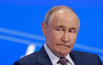 Владимир Путин слушает отчет о ситуации на фронте, где российское командование сообщает о захвате украинских сел