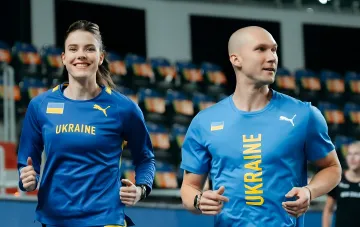 Спортсмены сборной Украины по легкой атлетике в синих формах с надписью UKRAINE готовятся к чемпионату Европы
