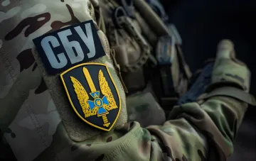 Оперативник СБУ в камуфляжной форме с нашивкой СБУ и эмблемой спецслужбы на рукаве, символизирующий удар по НПЗ «Башнефти» и ПВО России